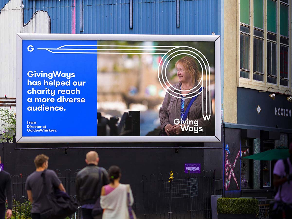 Das Logo von GivingWays als Design-Element, kombiniert mit einem Foto, dargestellt auf einer großen Reklametafel.