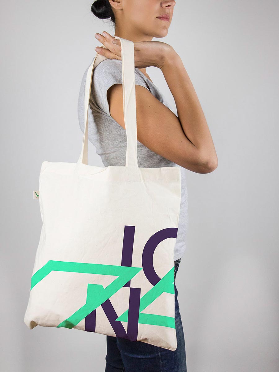 ICON Printingマークに基づく大胆な、グラフィック・アートワークで飾れているキャンバス・トートバッグ。