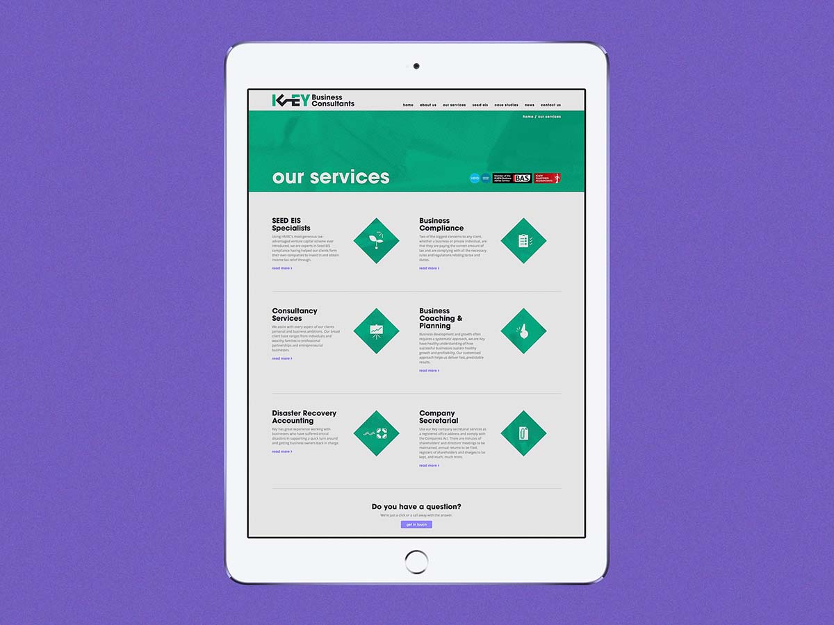 Seitendesign für Dienstleistungen auf der Webseite für Key Business Consultants, dargestellt auf einem Tablet.