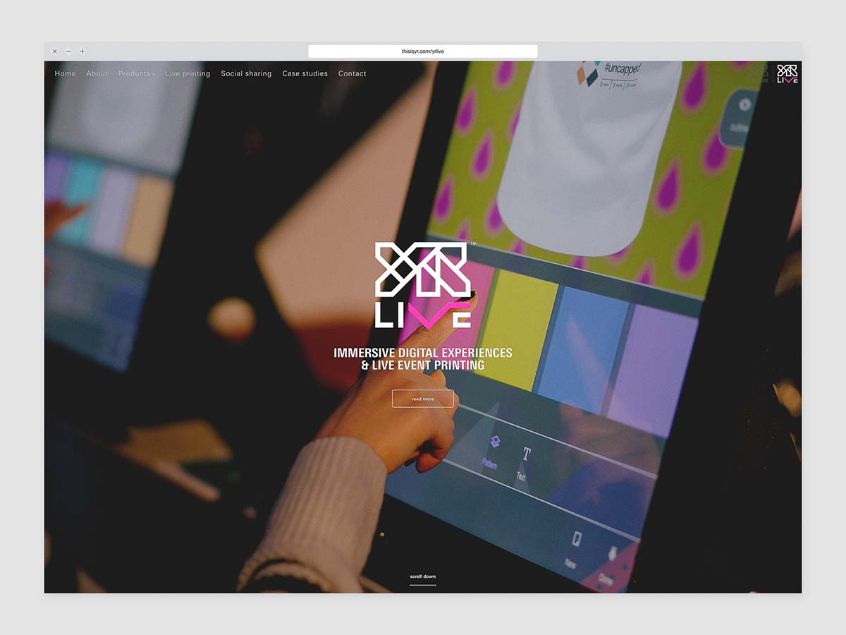 Das Startseiten-Design der Webseite von YR Live mit einem Hintergrundbild des Zusammenspiels mit dem T-Shirt Designprogramm.