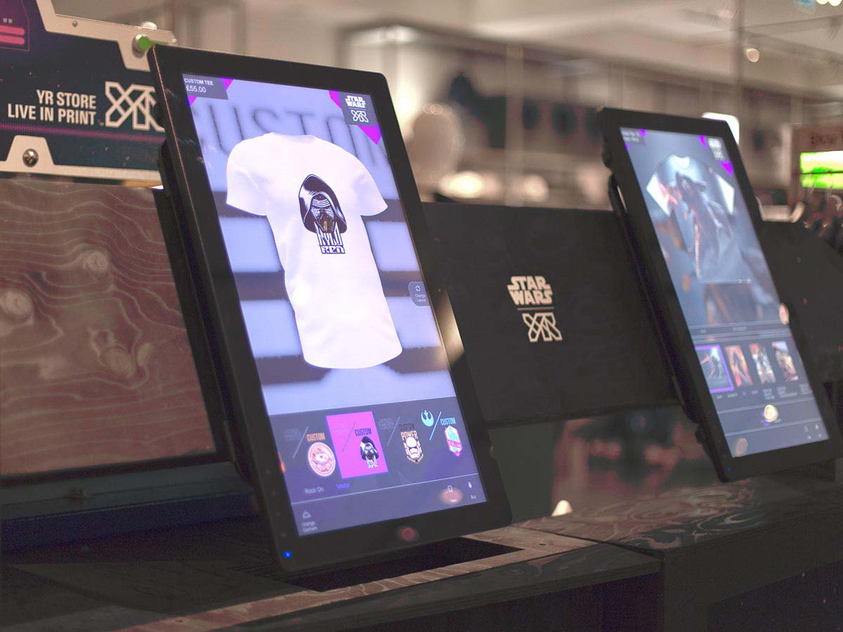 Kylo Renのスターウォーズからのキャラクターのアートワークが、Y R Storeのデザイン・ソフトウェアの範囲内でＴシャツの上で視覚化される。