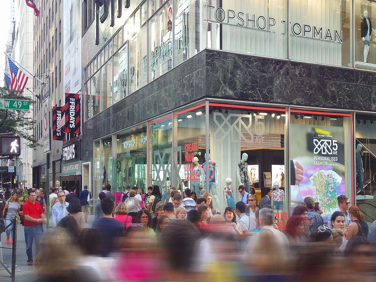 Geschäftsübernahme von Topshop durch YR Store an der Ecke 5th Ave. in New York.